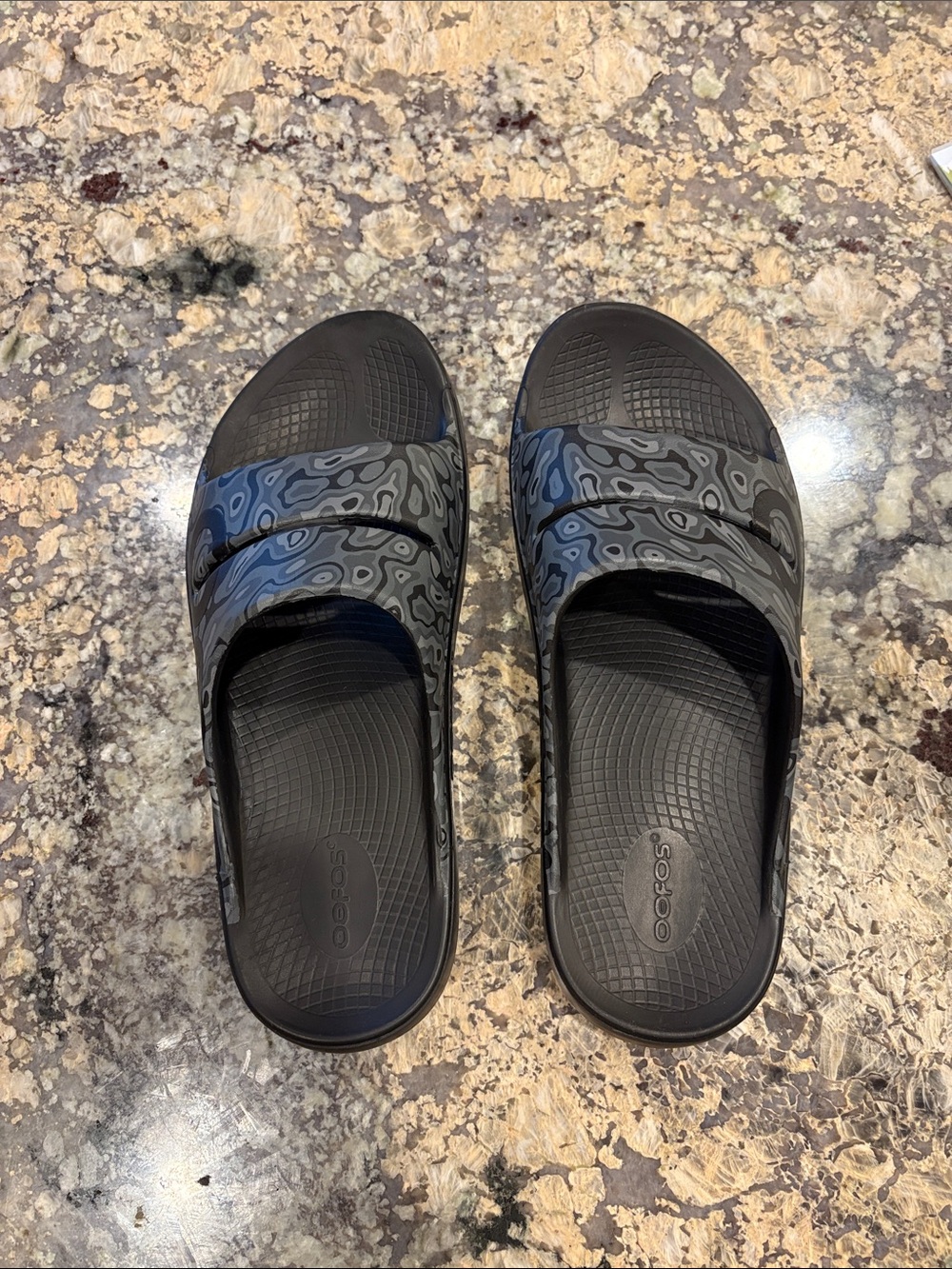 OOFOS Men's Black & Gray Patterned Slide Sandals